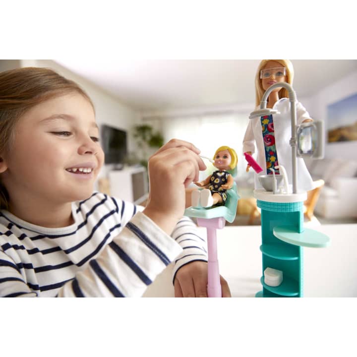 Barbie - Dentist Doll And Playset FXP16